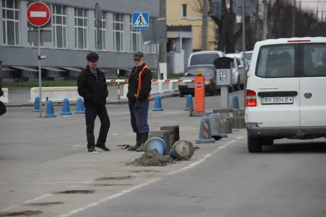Міська рада все ж виграла суд проти орендаря, який облаштував автостоянку на привокзальній площі. Сьогодні демонтували огорожі платної стоянки — фото 8