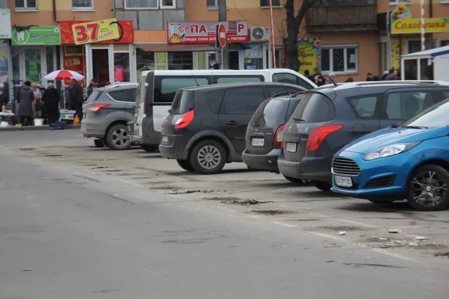 Міська рада все ж виграла суд проти орендаря, який облаштував автостоянку на привокзальній площі. Сьогодні демонтували огорожі платної стоянки — фото 9