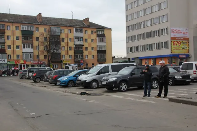 Міська рада все ж виграла суд проти орендаря, який облаштував автостоянку на привокзальній площі. Сьогодні демонтували огорожі платної стоянки — фото 10