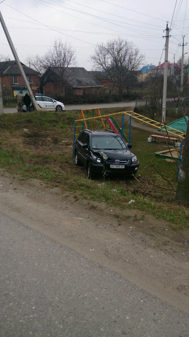 У Хмельницькому п'яна жінка-водій вчинила аварію, а її чоловік «АТОшник» хотів все «порішати» — фото 3