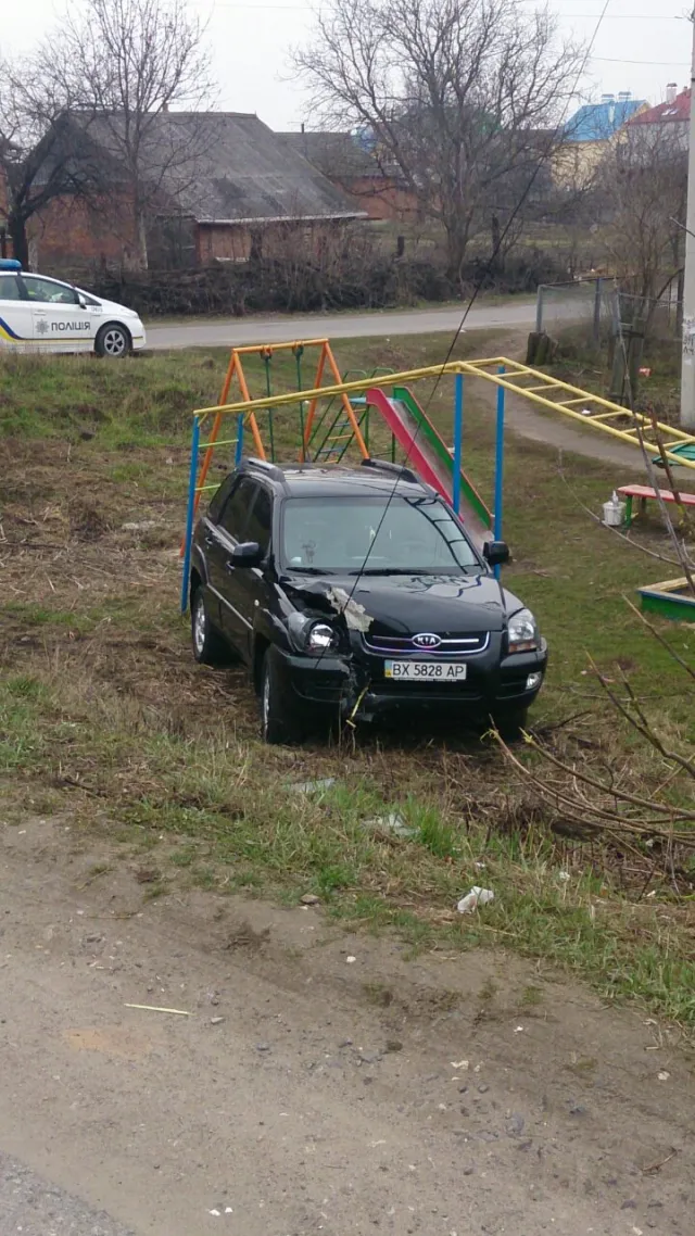 У Хмельницькому п'яна жінка-водій вчинила аварію, а її чоловік «АТОшник» хотів все «порішати» — фото 4