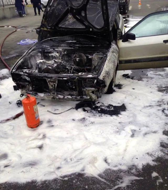 Вранці у обласному центрі на ходу загорілась автівка - власниця встигла врятуватись — фото 1