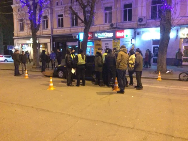 У Хмельницькому п’яний підполковник МВС виїхав на пішохідну частину та врізався в клумбу. Пізніше водій вибачився перед патрульними — фото 3