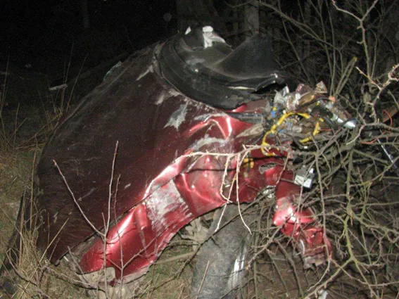 На Хмельниччині водій намагався втекти від поліції, але потрапив в аварію: загинуло дві людини — фото 2