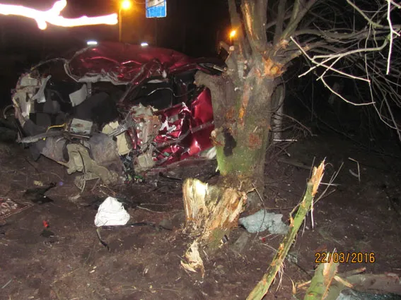 На Хмельниччині водій намагався втекти від поліції, але потрапив в аварію: загинуло дві людини — фото 3