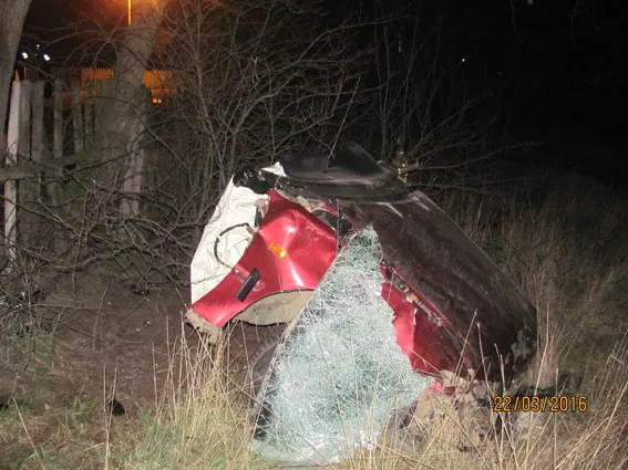 На Хмельниччині водій намагався втекти від поліції, але потрапив в аварію: загинуло дві людини — фото 6