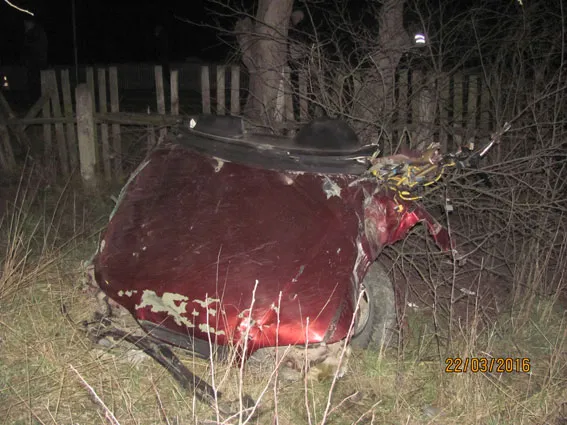На Хмельниччині водій намагався втекти від поліції, але потрапив в аварію: загинуло дві людини — фото 7