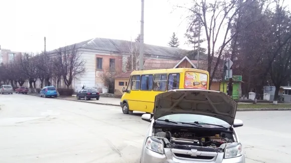 У центрі Кам'янця-Подільського не розминулися "Mitsubishi" та "Chevrolet" - постраждалих немає — фото 1