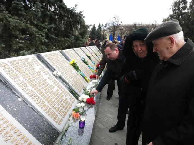 Сьогодні у обласному центрі вшанували пам'ять визволителів Хмельницького — фото 4