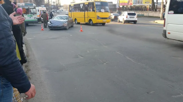 У Хмельницькому зіткнулись два автомобіля. Є потерпілі — фото 1