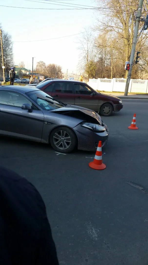 У Хмельницькому зіткнулись два автомобіля. Є потерпілі — фото 2
