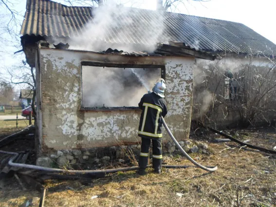 У Волочиському районі загорівся будинок – ніхто не постраждав — фото 1
