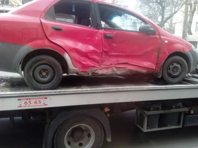 У центрі Хмельницького зіткнулися два автомобілі - як стверджують очевидці, серйозно ніхто не постраждав — фото 1