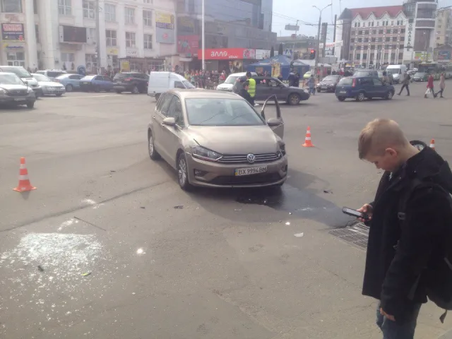 У центрі Хмельницького зіткнулися два автомобілі - як стверджують очевидці, серйозно ніхто не постраждав — фото 2