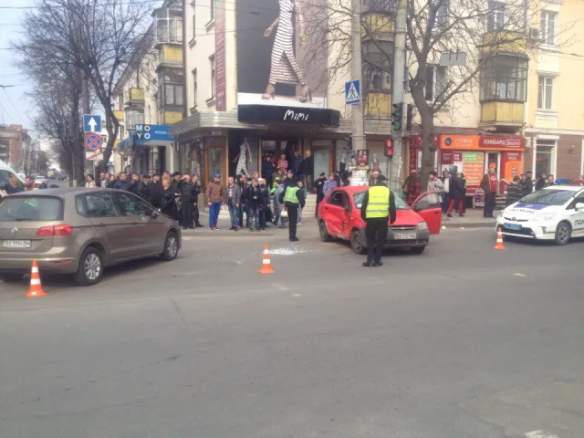 У центрі Хмельницького зіткнулися два автомобілі - як стверджують очевидці, серйозно ніхто не постраждав — фото 3