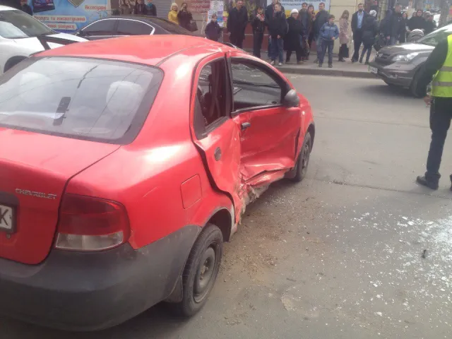 У центрі Хмельницького зіткнулися два автомобілі - як стверджують очевидці, серйозно ніхто не постраждав — фото 4