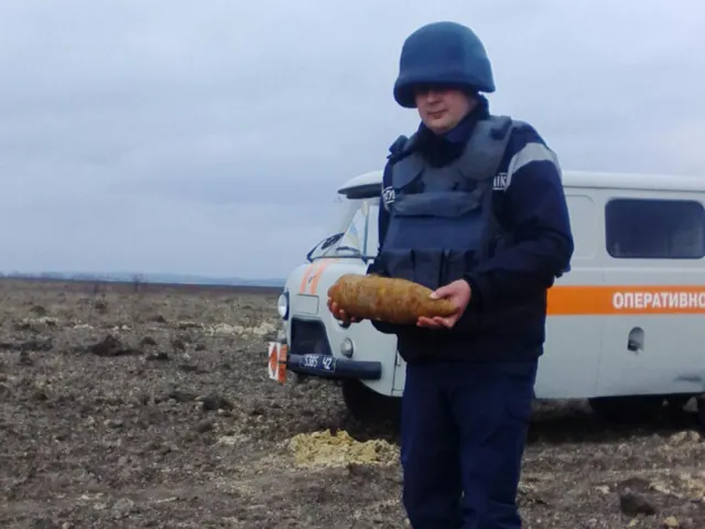 Піротехніки знищили 14 артснарядів, які напередодні випадково знайшов подолянин — фото 2