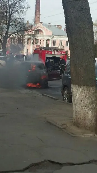 Вдень у центрі Хмельницького палав автомобіль — фото 1