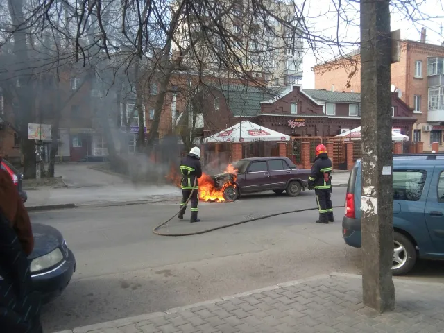Вдень у центрі Хмельницького палав автомобіль — фото 2