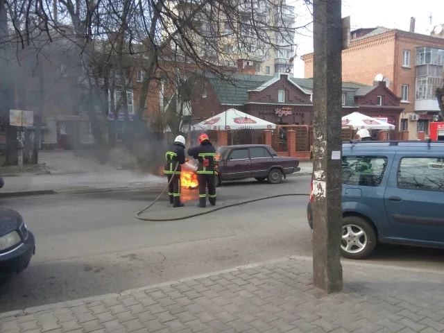 Вдень у центрі Хмельницького палав автомобіль — фото 3