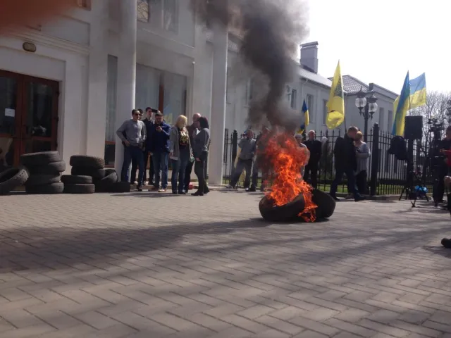 У Хмельницькому активісти під стінами обласної прокуратури вимагали відставки прокурора області Олега Синишина. Активісти поїхали до Києва — фото 2