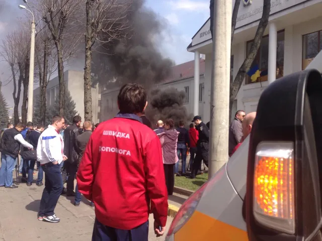 У Хмельницькому активісти під стінами обласної прокуратури вимагали відставки прокурора області Олега Синишина. Активісти поїхали до Києва — фото 4
