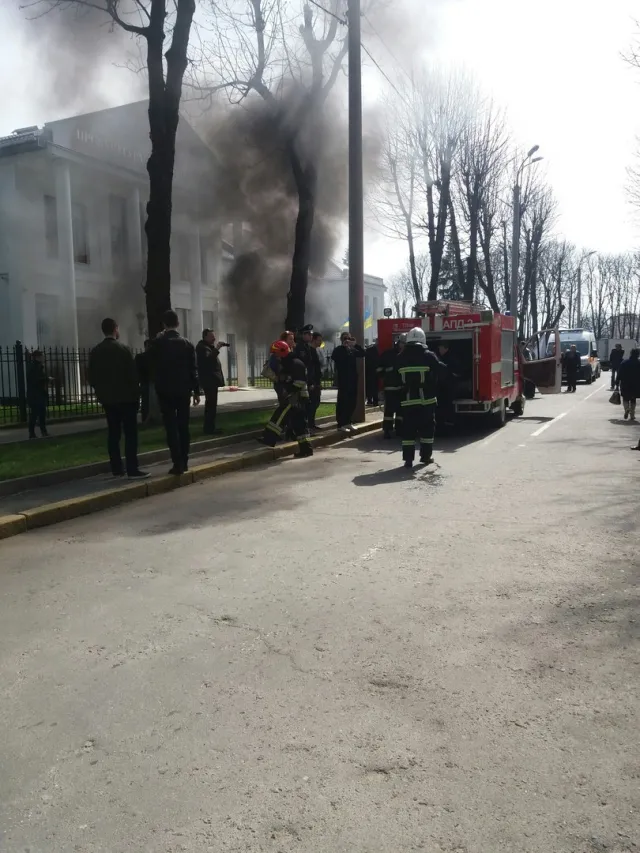 У Хмельницькому активісти під стінами обласної прокуратури вимагали відставки прокурора області Олега Синишина. Активісти поїхали до Києва — фото 9