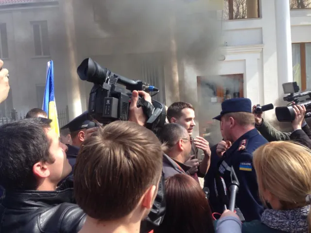 У Хмельницькому активісти під стінами обласної прокуратури вимагали відставки прокурора області Олега Синишина. Активісти поїхали до Києва — фото 5