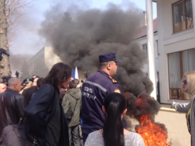 У Хмельницькому активісти під стінами обласної прокуратури вимагали відставки прокурора області Олега Синишина. Активісти поїхали до Києва — фото 6