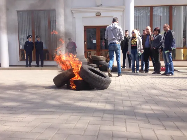 У Хмельницькому активісти під стінами обласної прокуратури вимагали відставки прокурора області Олега Синишина. Активісти поїхали до Києва — фото 1
