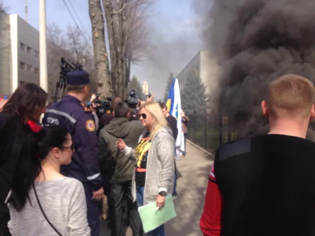 У Хмельницькому активісти під стінами обласної прокуратури вимагали відставки прокурора області Олега Синишина. Активісти поїхали до Києва — фото 7