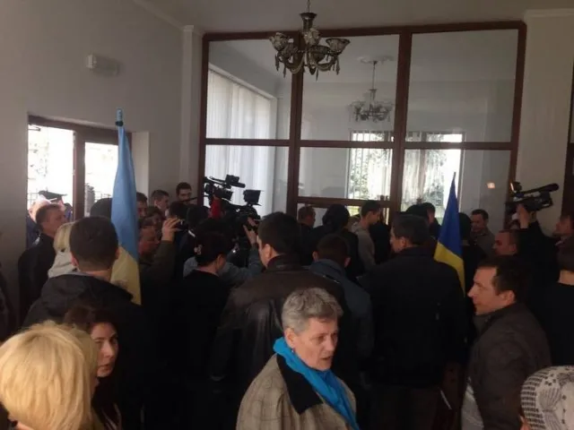 У Хмельницькому активісти під стінами обласної прокуратури вимагали відставки прокурора області Олега Синишина. Активісти поїхали до Києва — фото 10