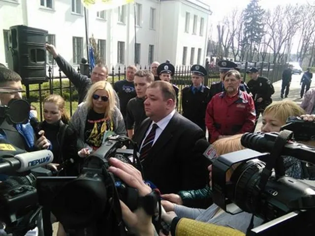 У Хмельницькому активісти під стінами обласної прокуратури вимагали відставки прокурора області Олега Синишина. Активісти поїхали до Києва — фото 11