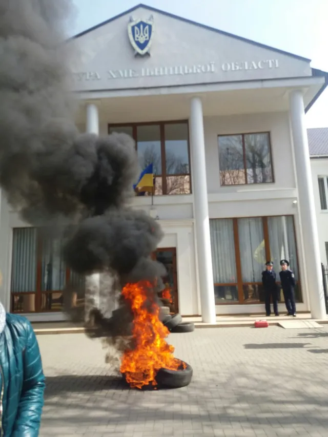 У Хмельницькому активісти під стінами обласної прокуратури вимагали відставки прокурора області Олега Синишина. Активісти поїхали до Києва — фото 3