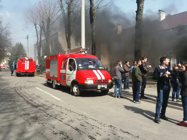 У Хмельницькому активісти під стінами обласної прокуратури вимагали відставки прокурора області Олега Синишина. Активісти поїхали до Києва — фото 8