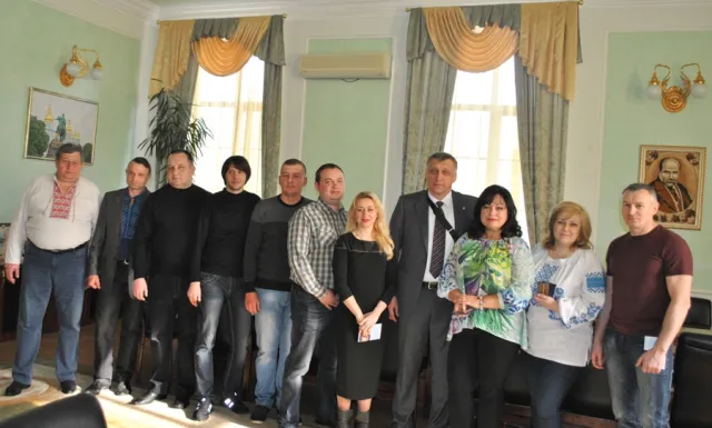 Волонтери Хмельниччини отримали медалі «За гідність та відвагу» — фото 1