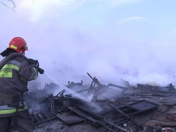 У Хмельницькому горіло циганське наметове містечко — фото 3
