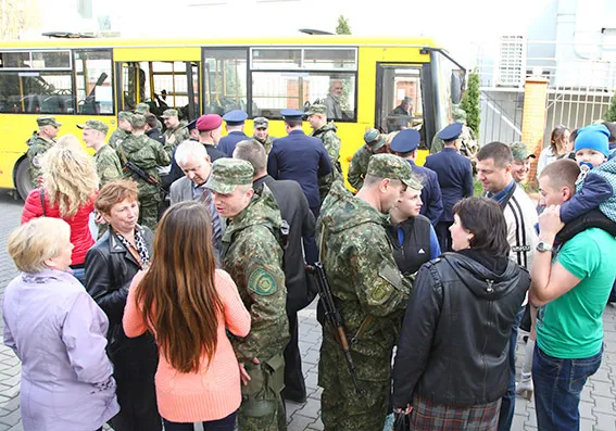 Хмельницькі богданівці відправились в зону АТО: серед них двоє дівчат — фото 7