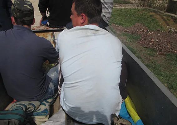 Двоє 22-річних хлопців вкрали український прапор з могили бійця АТО, після чого «патріотично» проїхались селом — фото 1