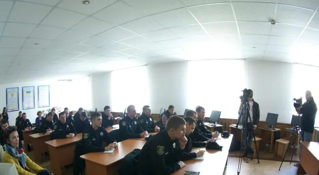 Експерти розповідали хмельницьким поліцейським про махінації з перебиттям номерів на автівках — фото 2