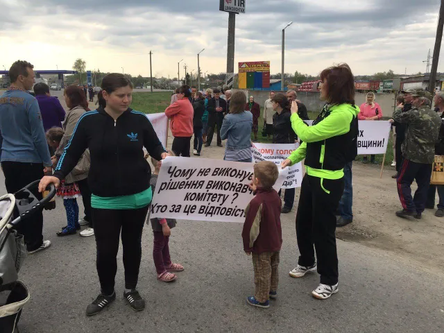 На Хмельниччині мітингувальники перекрили дорогу через незаконну газову заправку, яка працює біля їхніх будинків — фото 1