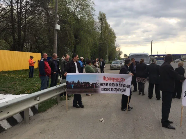 На Хмельниччині мітингувальники перекрили дорогу через незаконну газову заправку, яка працює біля їхніх будинків — фото 3