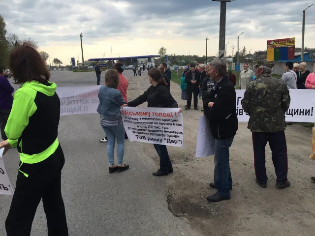 На Хмельниччині мітингувальники перекрили дорогу через незаконну газову заправку, яка працює біля їхніх будинків — фото 4
