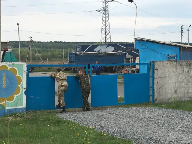 На Хмельниччині мітингувальники перекрили дорогу через незаконну газову заправку, яка працює біля їхніх будинків — фото 5