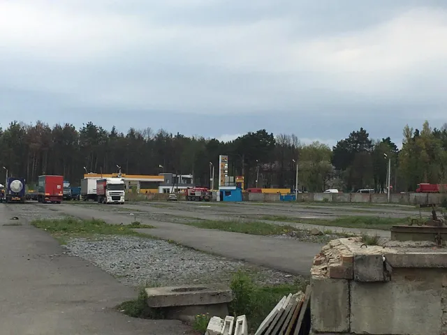 На Хмельниччині мітингувальники перекрили дорогу через незаконну газову заправку, яка працює біля їхніх будинків — фото 6