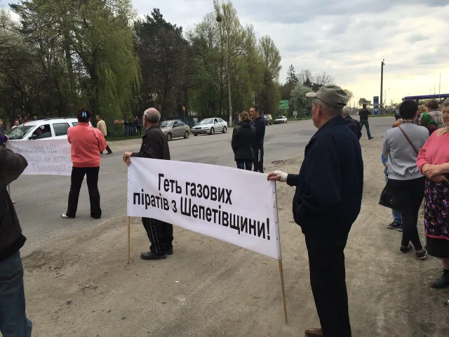 На Хмельниччині мітингувальники перекрили дорогу через незаконну газову заправку, яка працює біля їхніх будинків — фото 7