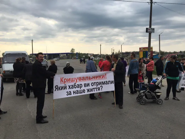 На Хмельниччині мітингувальники перекрили дорогу через незаконну газову заправку, яка працює біля їхніх будинків — фото 8
