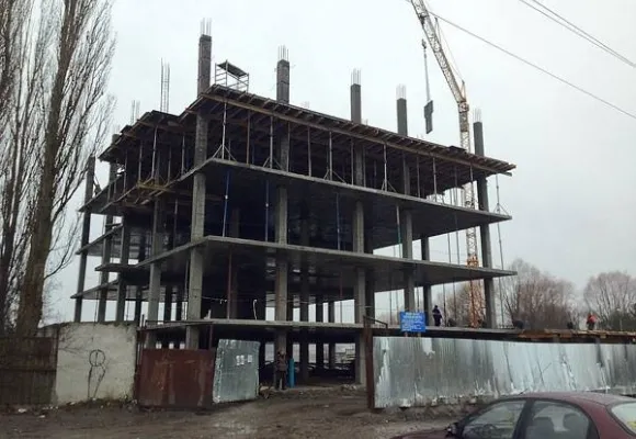 У Хмельницькому суд постановив знести незаконне будівництво на вулиці Нижня Берегова 2/4б — фото 1