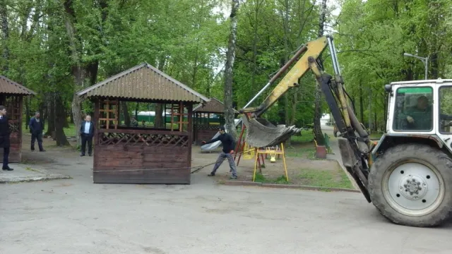 З парку імені Чекмана прибрали незаконне кафе "Весела барлога" — фото 1