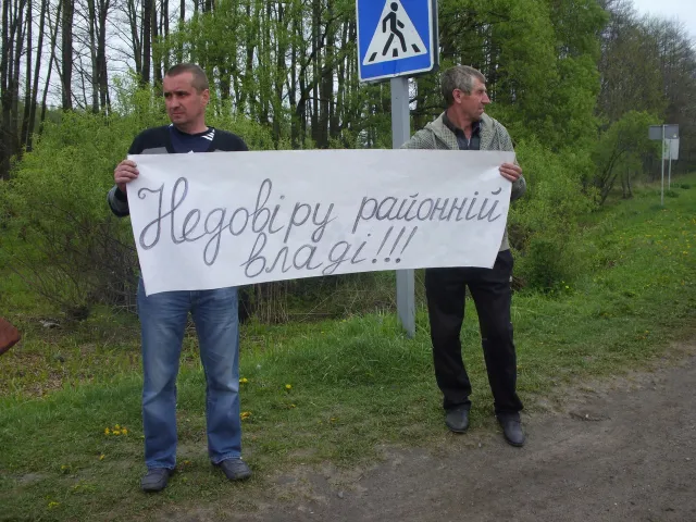 Славутчани вийшли на акцію протесту, щоб виступити проти розробки піщаного кар'єру одним із приватних підприємств — фото 1